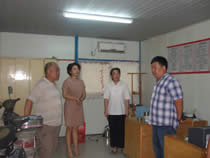 公司動態(tài)=2011年盛夏酷暑,公司領導慰問堅守生產一線的廣大員工-第一人民醫(yī)院老干部病房樓項目.jpg