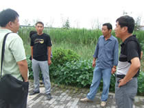 公司動態(tài)=2011年盛夏酷暑,公司領導慰問堅守生產一線的廣大員工-阜寧高等師范學校項目.jpg
