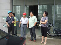公司動態(tài)=2011年盛夏酷暑,公司領導慰問堅守生產一線的廣大員工-農科院項目.jpg