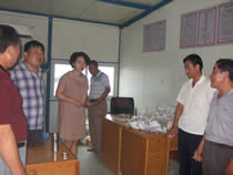 公司動態(tài)=2011年盛夏酷暑,公司領導慰問堅守生產一線的廣大員工-先鋒島項目.jpg