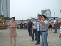 公司動態(tài)=2011年盛夏酷暑,公司領導慰問堅守生產一線的廣大員工-小海路高架項目.jpg