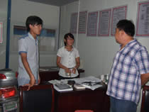 公司動態(tài)=2011年盛夏酷暑,公司領導慰問堅守生產一線的廣大員工-中南世紀城項目.jpg