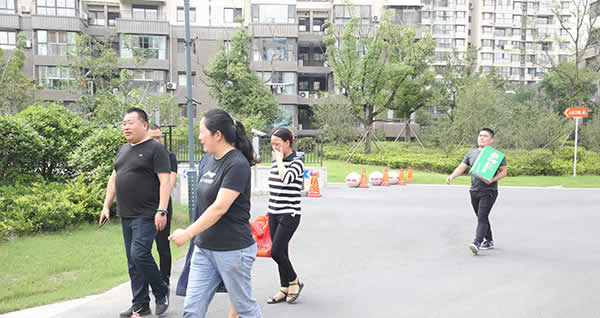 公司動(dòng)態(tài)=情牽一線項(xiàng)目組，高溫時(shí)節(jié)送清涼01.jpg